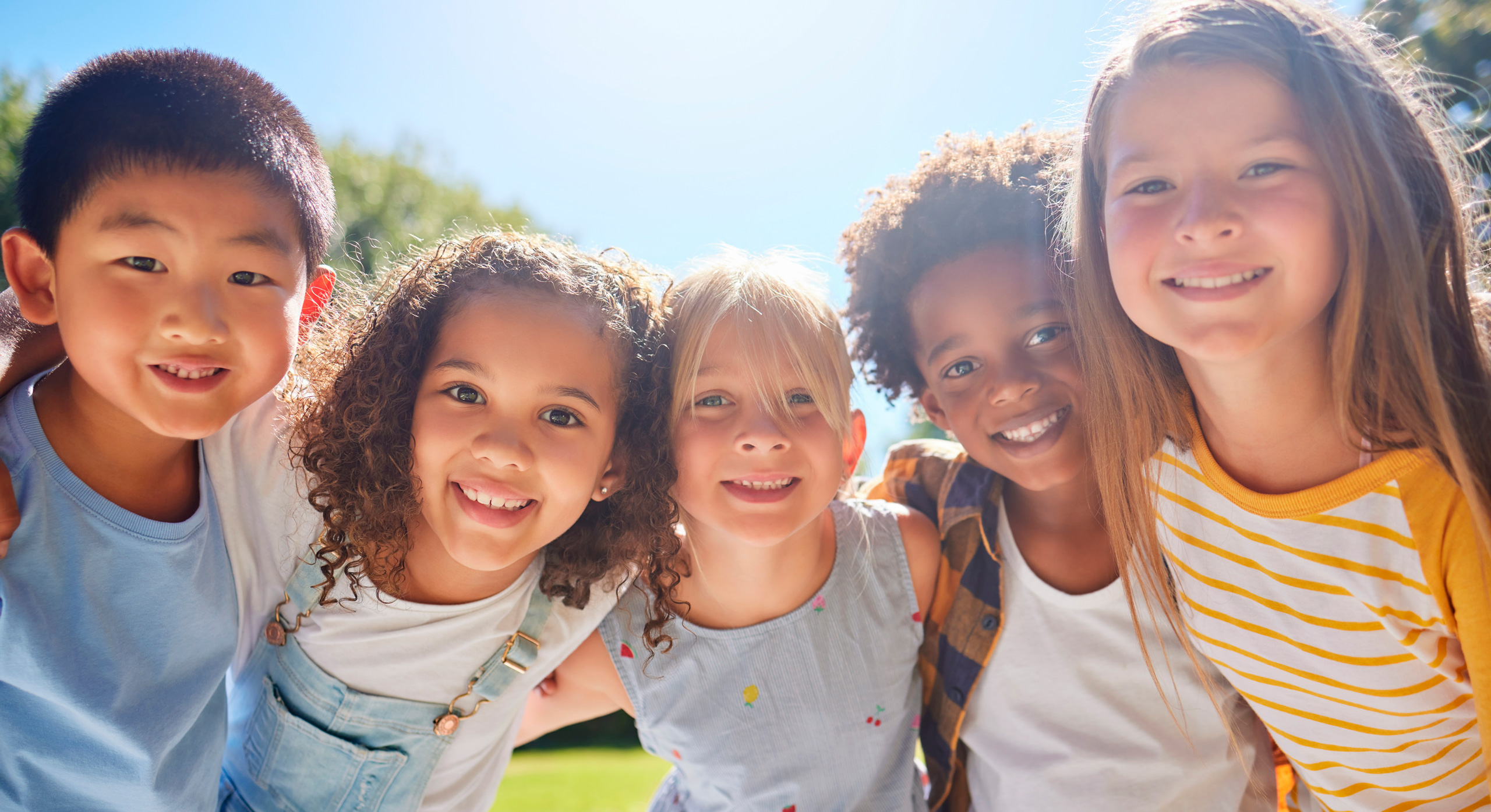 AdobeStock_586195067 / Nina, Peopleimages.com 5 Kinder fröhliche Kinder
