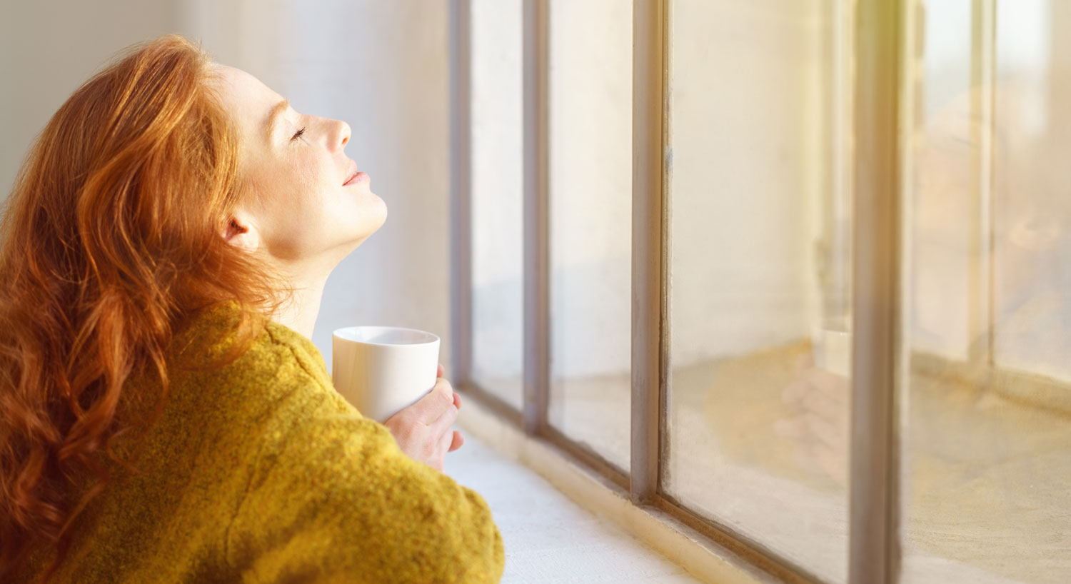 AdobeStock_184029423 / contrastwerkstatt eine Frau genießt die Sonne