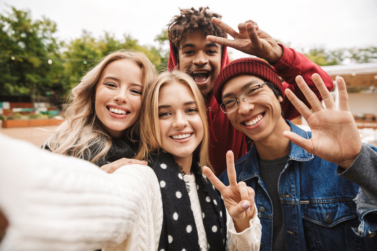 AdobeStock_271631079 / Drobot Dean 4 Teenanger lachen in die Kamera